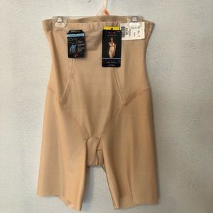 Form control, shape wear. Size: M. Brand: Maiden Form Colour: Beige